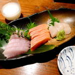 地酒喝采 かも蔵 - 刺身3点盛り合わせ（おまかせ）メカジキ・サーモン・帆立