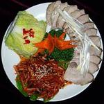 韓国料理 皇帝 - ボサムキムチ　塩つけの白菜に煮込んだ豚肉とお店特殊のキムチを入れ巻いて食べる