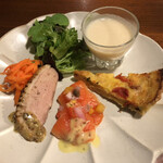 FARM CAFE orta - 前菜盛り合わせ　(グリーンサラダ・本日のスープ・キッシュ・サーモンのマリネ・キャロットラペと鴨肉)