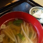 はんぐはぐ亭 - 具材タップリのお澄まし、箸休めの大根の酢漬け！