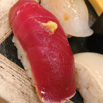鮨 山沖 - 赤身です。湯霜作りです。薬味は和芥子