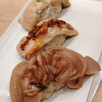 鮨 山沖 - 屋外ツメの穴子、手前が煮蛤
