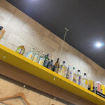 Kateiryouri Izakaya Yottette - 店内雰囲気。ボトルキープが棚に並びます