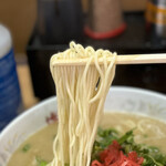 博多ラーメン　一大事 - 麺のアップ