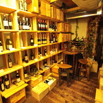 肉料理とワイン YUZAN - ワインセラーには常時約2500本のワインをご用意しております。