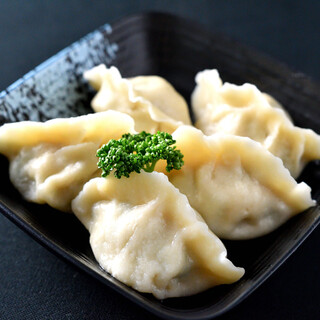 特制的自制饺子和日本食材让火锅更加美味。