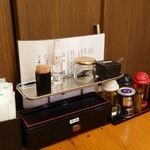 貝出汁らぁ麺 燈や - テーブル席の卓上