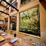 齋華 - ◎店内からは紅葉の樹木が綺麗。