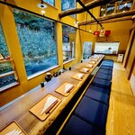 齋華 - ◎カウンター越しの大きな窓からの樹木が美しい。