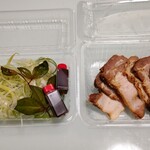 らーめん め組 - お持ち帰りのチャーシュー♪ネギを乗せてタレをかけて食べます