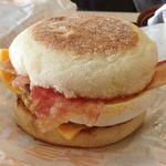 マクドナルド - 今朝の朝食、メガマフィン。肉が二枚＋ベーコン、目玉焼きで、マフィンとしては食べ応えありますな(^_-) 東京都潮見。