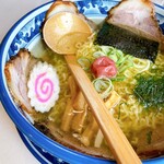 ごっつりラーメン - ナルトが入ってます✨