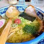 Gottsuri Ramen - チャーシューはほろほろで柔らかいです。美味しい。