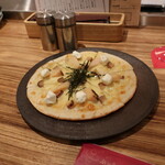 ぶどうの花 - いぶりがっこのピザ