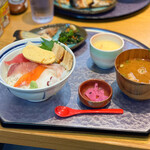 Sa-Mon To Ebi To Nihonshu Ba- Taishuusakaba Teppen - 漢のランチ 海鮮丼と本日入荷の焼魚☆