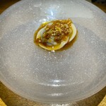 隼 - ravioli～蕗の薹を閉じ込めたラビオリ　辣油　黒酢　ベビーフルーツグレープの酸味