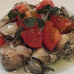 興 - 「自家製　牡蠣のオイル漬け」：広島産の牡蠣を、
      にんにく・ローレル・鷹の爪を使って
      グレープシードオイルで漬けています！
      