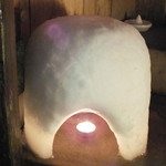 興 - ７年ぶりの大雪だった１月14日　店頭には４つのかまくらに優しい灯りが点っていました。。興さんの心意気に脱帽！