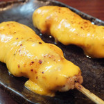 興 - 「むねチーズ串」：バーナーで炙った濃厚チーズをまとうと
      ちょっとしたスペクタクル♪
      
