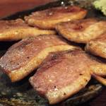 興 - 「合鴨串」：国産合鴨は、肉厚！
      舌にどっしりとした充実感を与えながら、
      まろやかで濃厚な旨み！
      