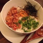 ブロシェット ボン ボン シン - 鶏そぼろ丼　これも美味いにゃ～。　黄身は当然「とよんちの玉子」