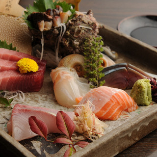 Fresh “seasonal seafood” delivered directly from the market is a daily recommended menu.