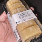LAWSON - 料理写真:きなこ餅仕立てのもち食感ロール