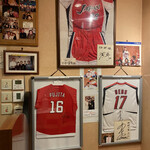 焼肉 伽倻の家 - お店入り口に飾られたユニフォーム♫