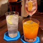 アルコホール - フルーツカクテルのオレンジマンゴー ジンリッキー ローズクーラー