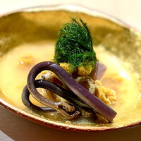 杦 - ❶蛤と雲丹の飯蒸し～二枚貝の蓋を開けると金色に光り輝く器に照らされた蛤と雲丹がたっぷり盛られた飯蒸し。蕨と鮮やかな四万十川の青のりの香り漂い。しっとりと重みのある味わいが良い感じ。