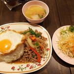 タイ東北酒場 ソムタムローンプレーン - 豚ひき肉とバジル炒めご飯目玉焼きのせ 960円