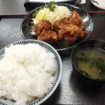 旬菜四季工房 瑠々花 - 鶏唐揚げ700円とご飯セット200円(大盛り無料だ)