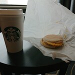 STARBUCKS COFFEE - アイススターバックスラテとあらびきソーセージ＆スクランブルエッグイングリッシュマフィン