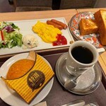 CAFE＆BAKERY MIYABI - 特選カレーパン、コンチネンタル