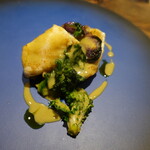 ル クーリュズ - 牡蛎とふぐ、ミル貝の肝ソースにたまり醤油パウダー、ほうれん草、アボガド