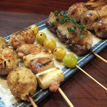 興 - 【おひとり様ひと皿！】「おまかせ串盛り」：普段は２本からの炭火焼きを“ひとりひと皿”に限り頼めて、オトク♪
