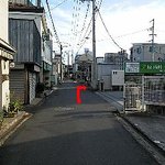 絆 - 細い道を直進後矢印を右折