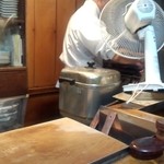 上洲屋 - うなぎを蒸して焼いている