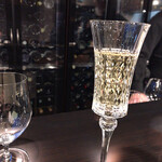 フランス料理 ル・クール - シャンパンフルートがバーカウンターに映える