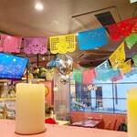 AVOCADO HOUSE - カラフルに飾られた店内