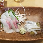 滝寿司 - 伊勢湾産の天然スズキとサヨリの刺身。