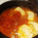 肉汁水餃子餃包 - 辛いスープの鉄鍋小籠包