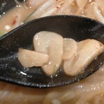 ぼっけもん - 刻みか擦りおろしたにんにくが入ってるのかと思ったがローストした欠片が結構入ってた。食券渡す時ににんにく入れるかどうか聞かれる。ありなし、少なめなど。