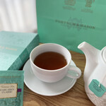 Fortnum＆Mason Teashop - おやつのラデュレのマカロンと共にいただいたのは、アールグレイクラッシック。シンプルな紅茶に、香り高く刺激のある天然のベルガモットリキッドでフレーバーをつけているそう。