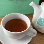 Fortnum＆Mason Teashop - カップを近づけただけで、香りが違いますね♪
                      庶民の私が普段いただいている紅茶との、格の違いがわかります(^_^;)