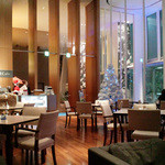 グラン カフェ - 窓側からエントランス方面