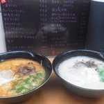 葉隠ラーメン - 激辛（左）＆生おろしニンニク(右）