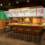 Yakiniku Horumon Nikugorou - 大衆カジュアルで明るい店内カウンター席16席