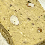 Abats - ピーナッツと手羽先のテリーヌです　カレー味のシャルキュトリなんて面白い　面白いだけじゃなくて美味しい