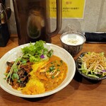 SPICY CURRY 魯珈 - 選べる２種カレー(肉と木耳の麻辣湯風咖喱と蟹ダール～渡り蟹とインド豆のカレー～)＋ぷちサラダ＋ラッシー